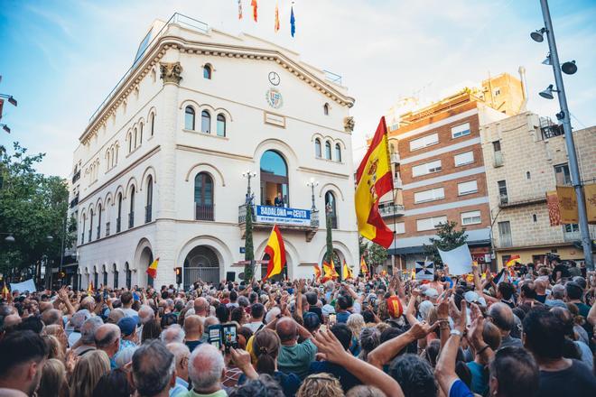 "Badalona está con Ceuta": Albiol congrega a miles de vecinos del entorno de Barcelona en apoyo a los ceutíes
