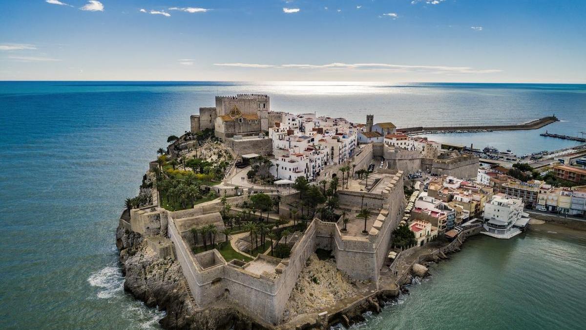 Peñíscola y su particular silueta adentrándose en el mar, su contraste de colores blancos y azules entre murallas pétreas y su luz mediterránea, ha cautivado a pintores, escultores, escritores, cineastas y artistas de toda índole.