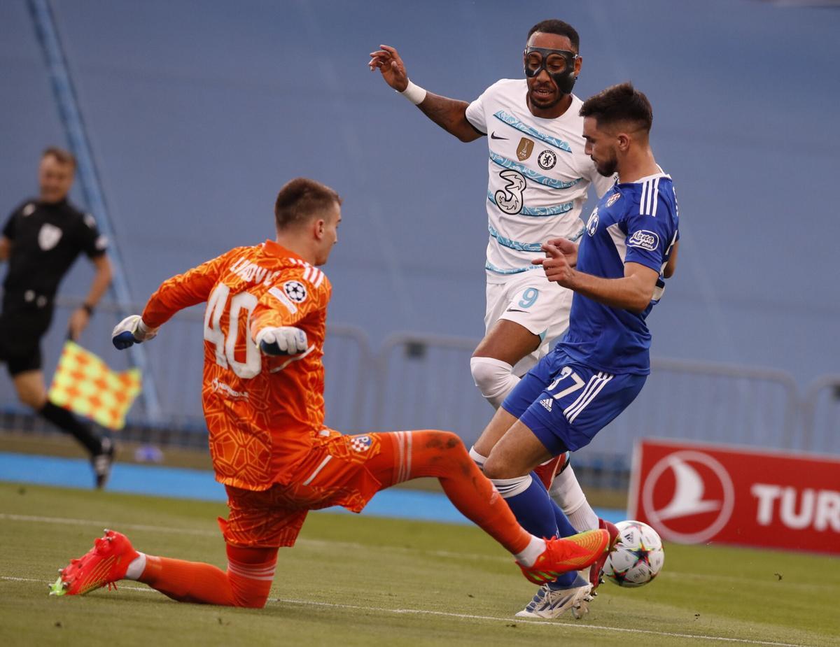 Livakovic en un partido de Champions League entre el Dinamo de Zagreb y el Chelsea.