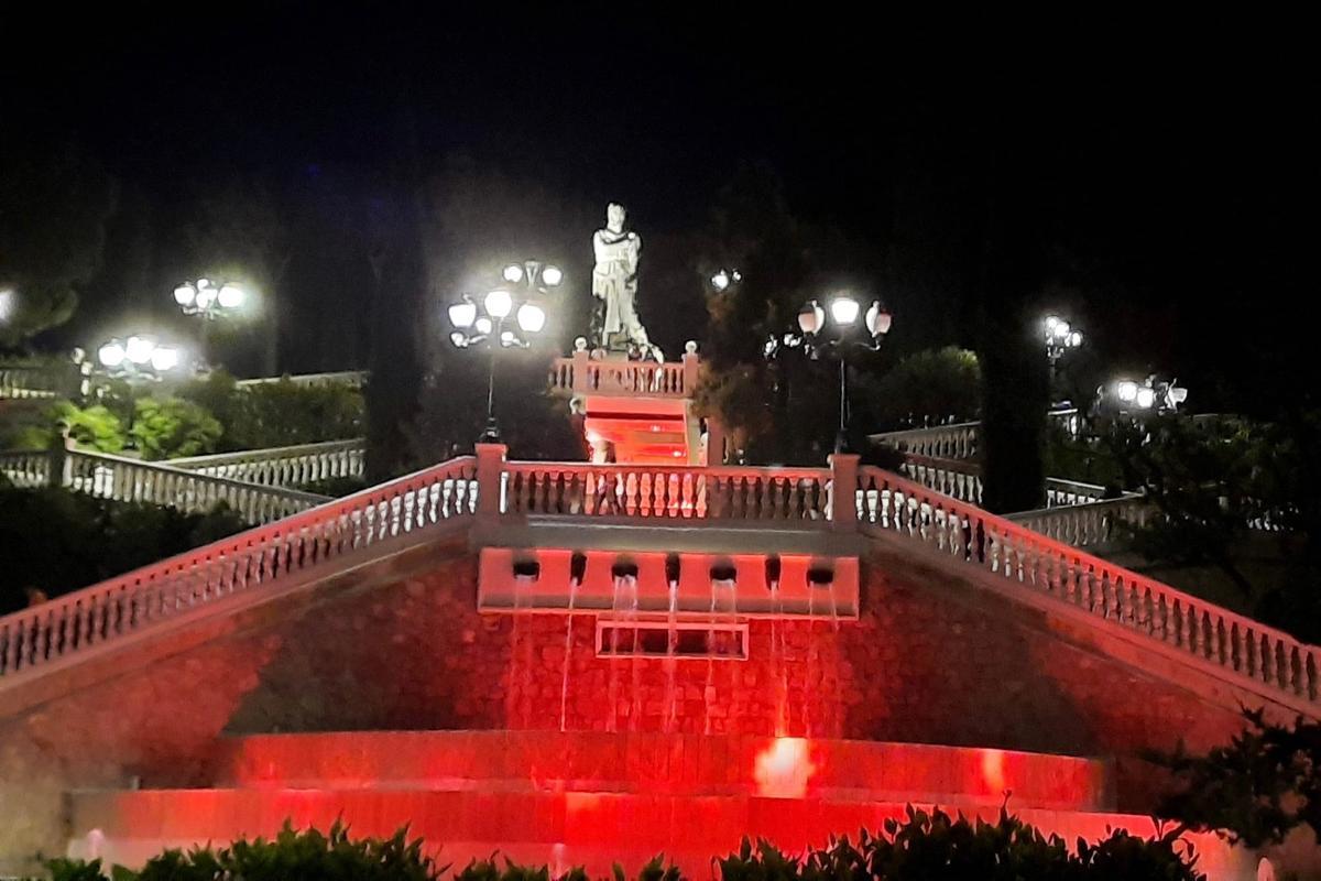 El rojo carmesí es el color que el monarca porta en su estandarte.