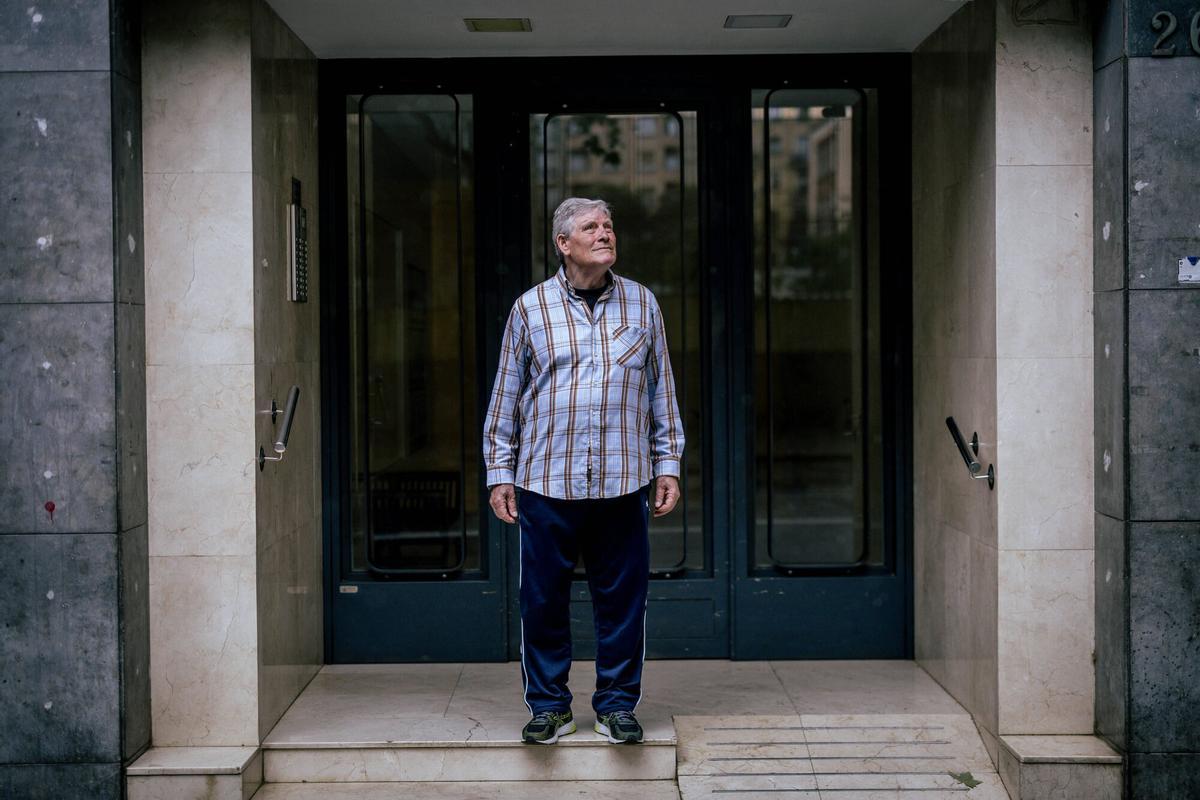 Barcelona 18/05/2026 Barcelona Luis Doporto,que lleva más de once años esperando un piso de protección oficial,en el portal del edificio donde tiene una habitación realquilada donde vive. AUTOR: JORDI OTIX