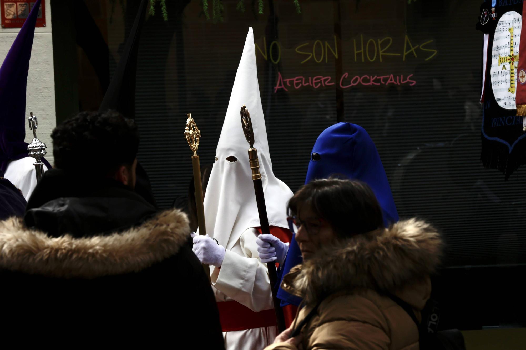 Procesión de la Dolorosa, el Sábado Santo, en el casco antiguo de Oviedo.