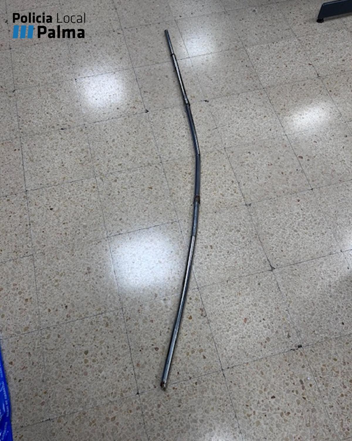 Tubo metálico que portaba el asaltante en una mano tras golpear a una quiosquera en Palma.