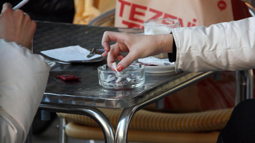 La ministra de Sanitat aposta per prohibir fumar a les terrasses de bars i restaurants