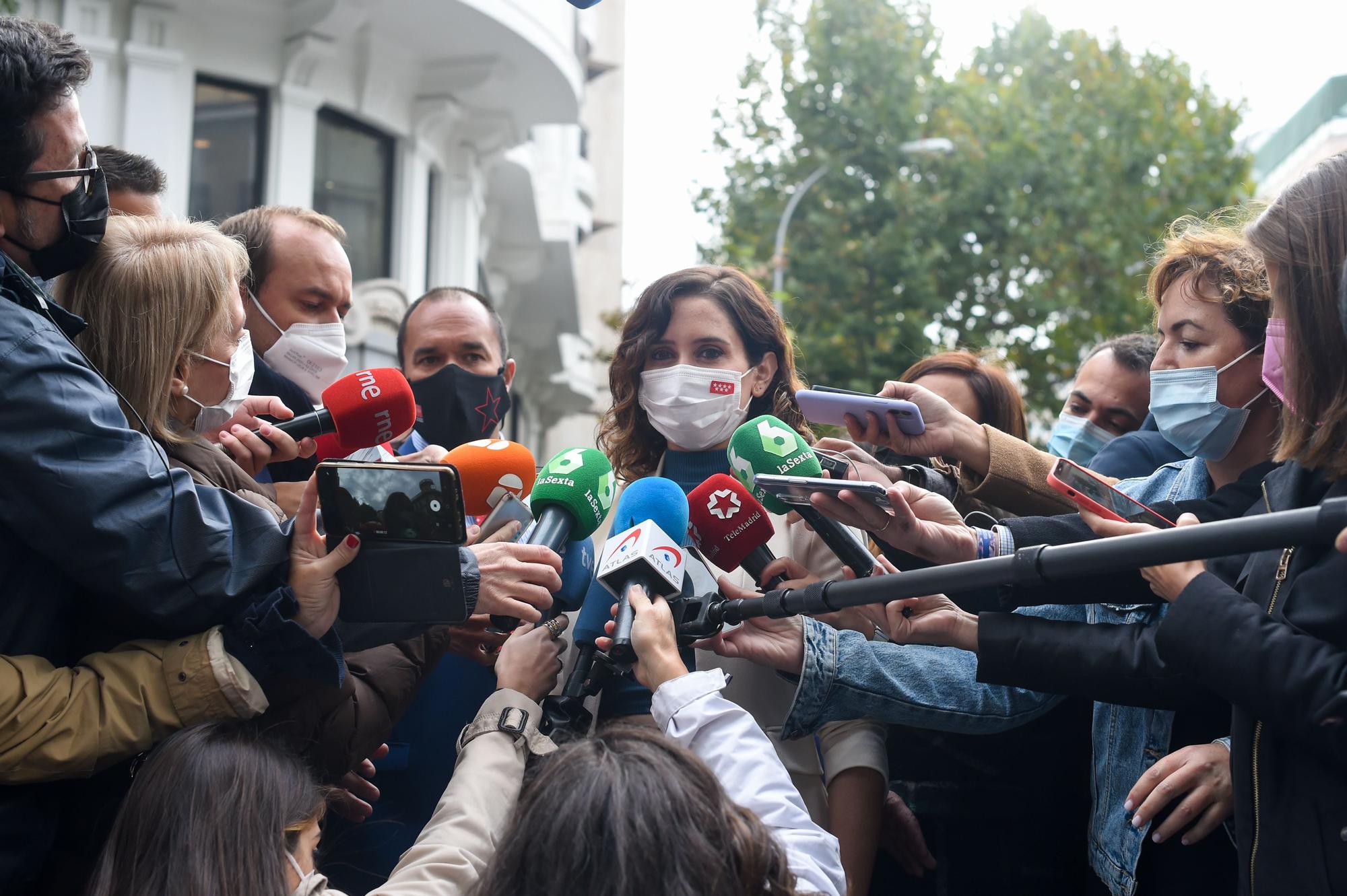 La presidenta de la Comunidad de Madrid, Isabel Díaz Ayuso, responde a los medios a su llegada a una reunión del Comité de Dirección del PP.