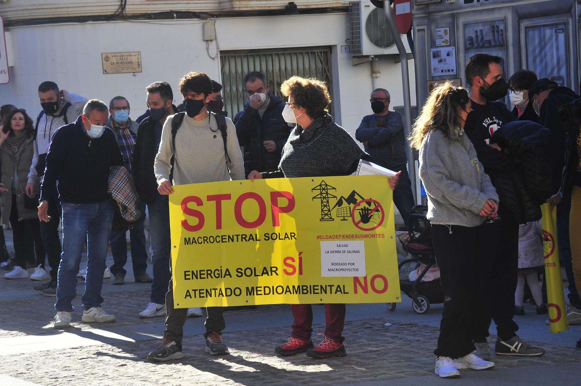 Concentración contra las macroplantas solares realizada este mediodía en Elda.