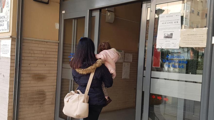 Una mujer accede a un centro de salud, en imagen de archivo