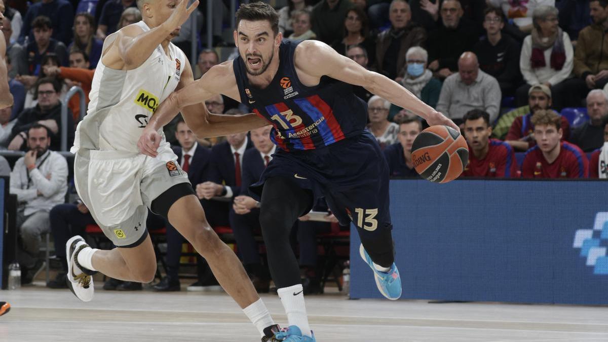 Satoransky inicia una entrada a canasta defendido por el exazulgrana Exum.