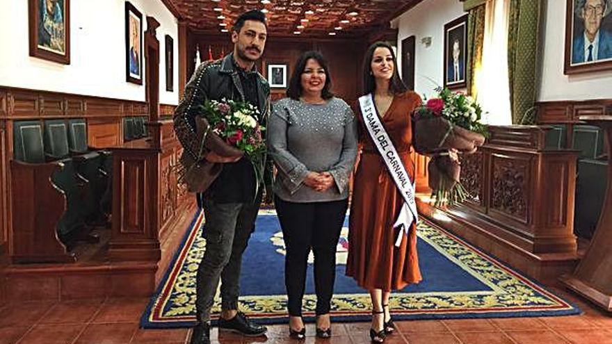 Gloria Cabrera, con Nauzet Afonso y Daida Velázquez.