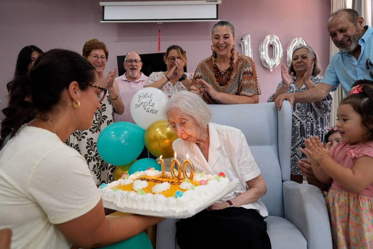 Ana ha cumplido 100 años y recibido el homenaje de la Delegación de Mayores del Ayuntamiento de Córdoba dentro del programa Cordobeses Centenarios.