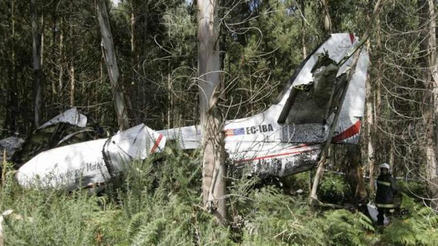 Una avioneta se estrella en medio de la niebla en Santiago y mueren los dos pilotos