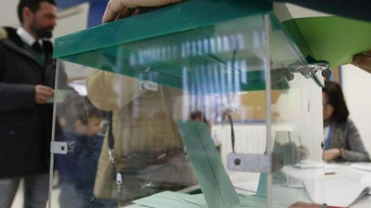 Votantes en un colegio electoral cordobés, en una imagen de archivo.
