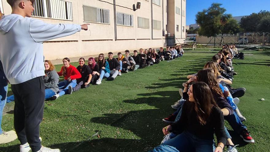 Una actividad de los alumnos del IES Sa Colomina con sus visitantes de otros centros. | IES SA COLOMINA