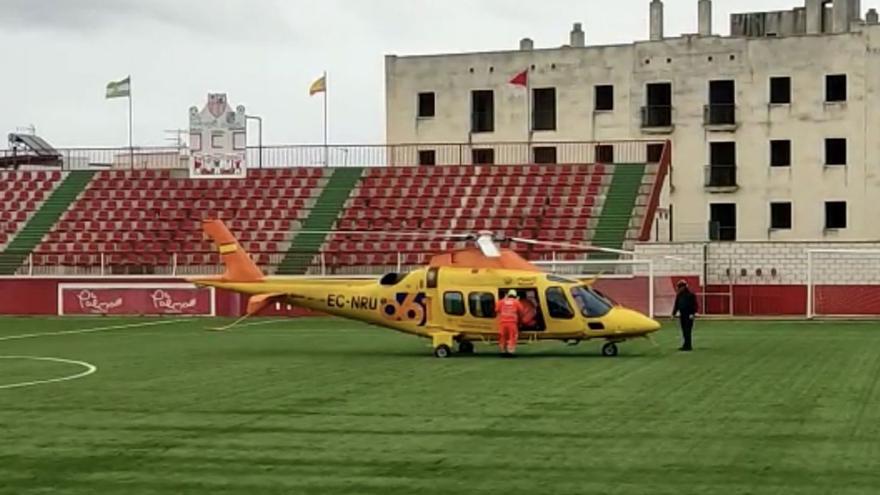 Traslado del niño en helicóptero al hospital Virgen del Rocío, en Sevilla.