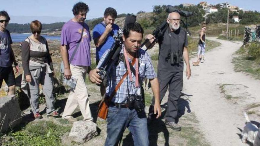 Participantes en las observaciones de aves realizadas ayer en distintos puntos de Punta Balea. // Santos Álvarez