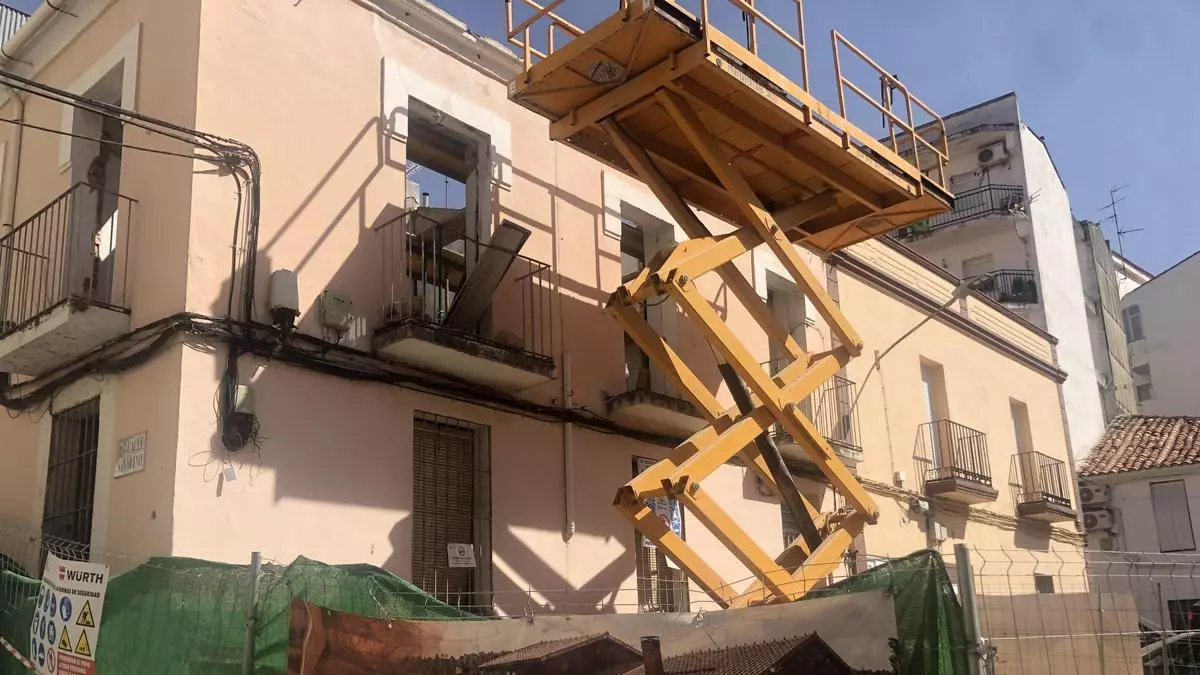 Una casa de la plaza Marrón se queda en el esqueleto para conservar su fachada original