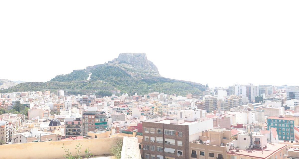 El Castillo de Santa Bárbara visto desde el de San Fernando, donde se aprecia que la niebla no ha pasado de la primera línea del litoral