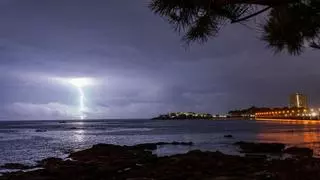 Las tormentas descargan 1.400 rayos en tierra y 5.000 en el mar para iluminar la noche gallega