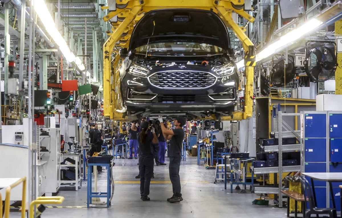 Trabajadores en la fábrica de Ford en Almussafes.