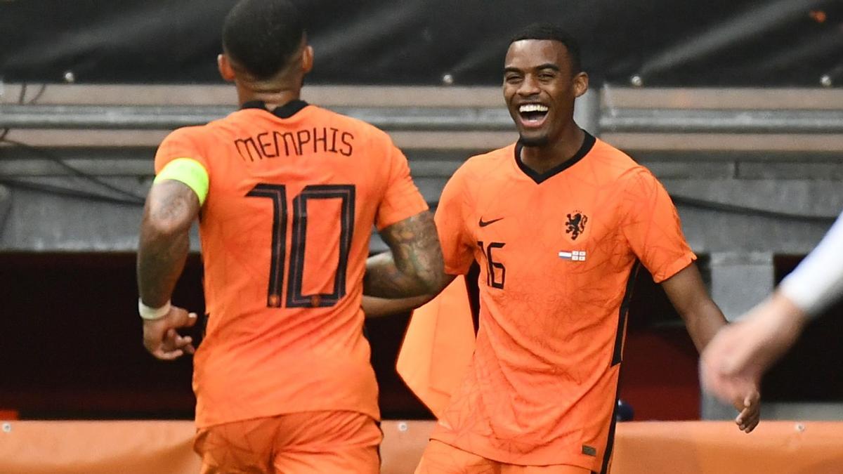 Mepmhis Depay acude a felicitar a su compañero Gravenberch en el amistoso de Holanda ante Georgia.