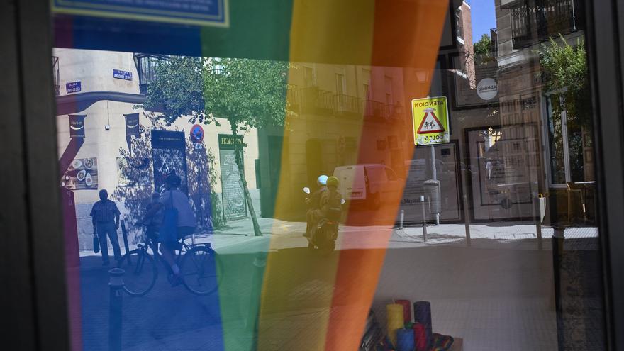 Bandera LGTBI en un escaparate del barrio de Chueca.