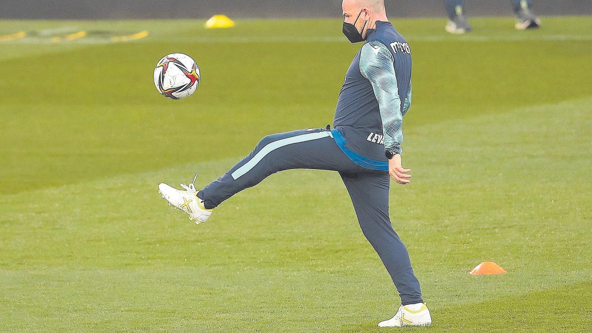 Paco López da «toques»al balón durante el entrenamiento.