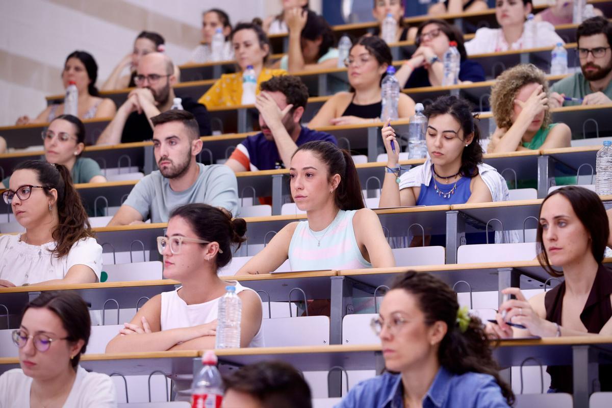 Inicio del proceso de oposiciones de docentes en Andalucía en el Aula Magna de Rabanales en 2025.