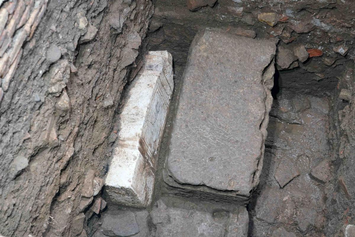Encuentran un altar romano del siglo III en las excavaciones de la Iglesia del Sagrario, en Málaga