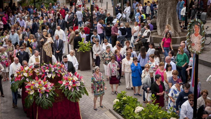 Procesión en honor a San Antonio de Padua en Moya.