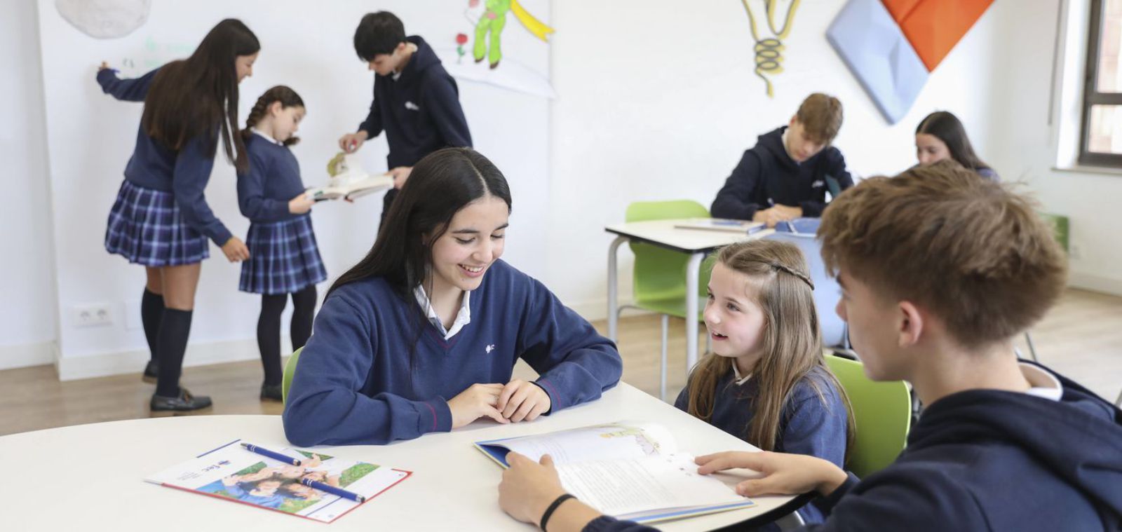 Alumnos de distintos niveles trabajando en un proyecto del centro.