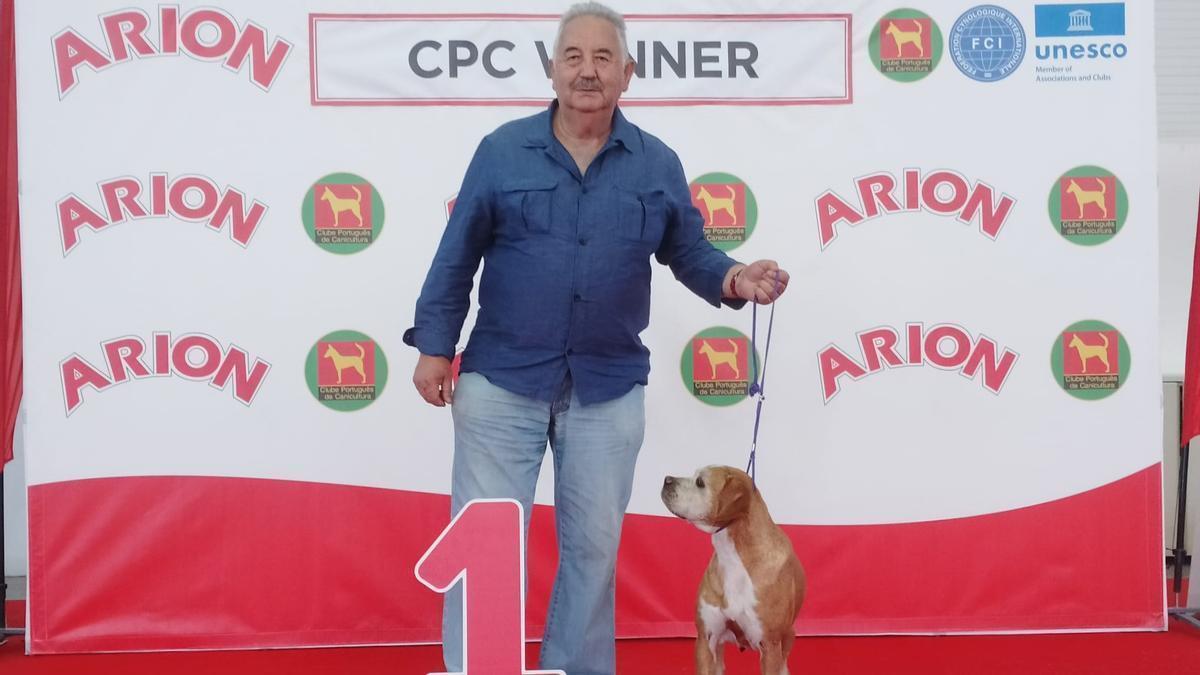 La perra Lua con su dueño, el benaventano José Luis Jiménez, en el campeonato del mundo en Bolonia (Italia)