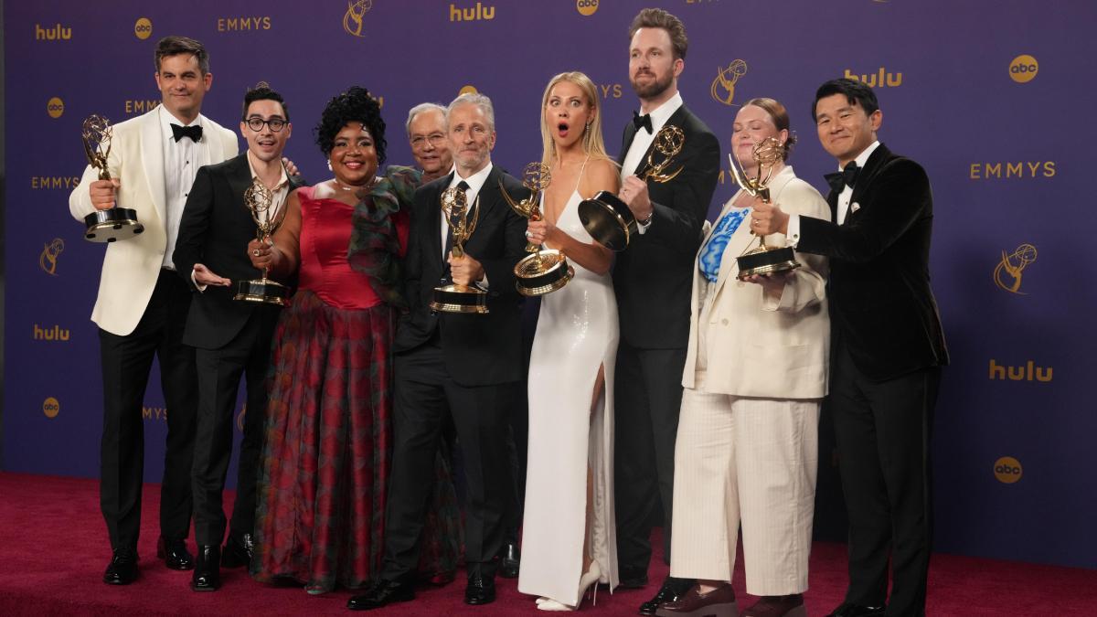 Los ganadores de los premios Emmy 2024. El elenco y equipo de The Daily Show recogen su Emmy a mejor talk show (The Daily Show)