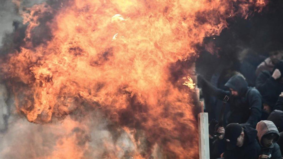 Explosión de un cóctel molotov durante el AEK-Ajax