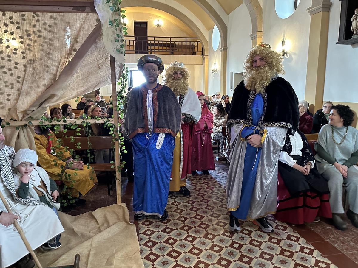 Los Reyes Magos de Oriente, adorando al Niño Jesús.