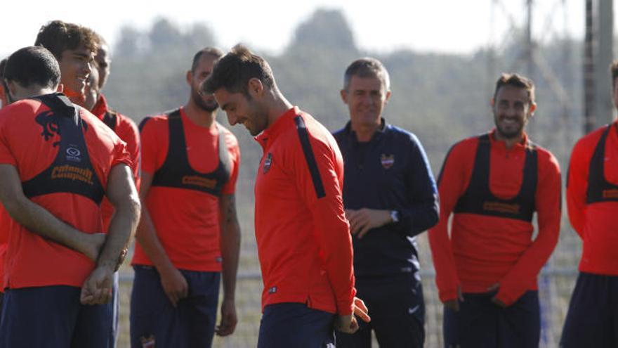 El central sonríe en la charla previa al entrenamiento.