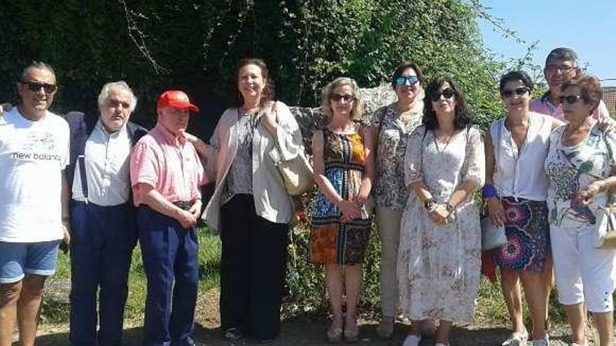 Asistentes al homenaje a las &quot;trece rosas&quot; en el monolito junto a la carretera de San Esteban de las Cruces.