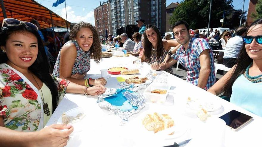 Comensales en la comida en la calle de Versalles.