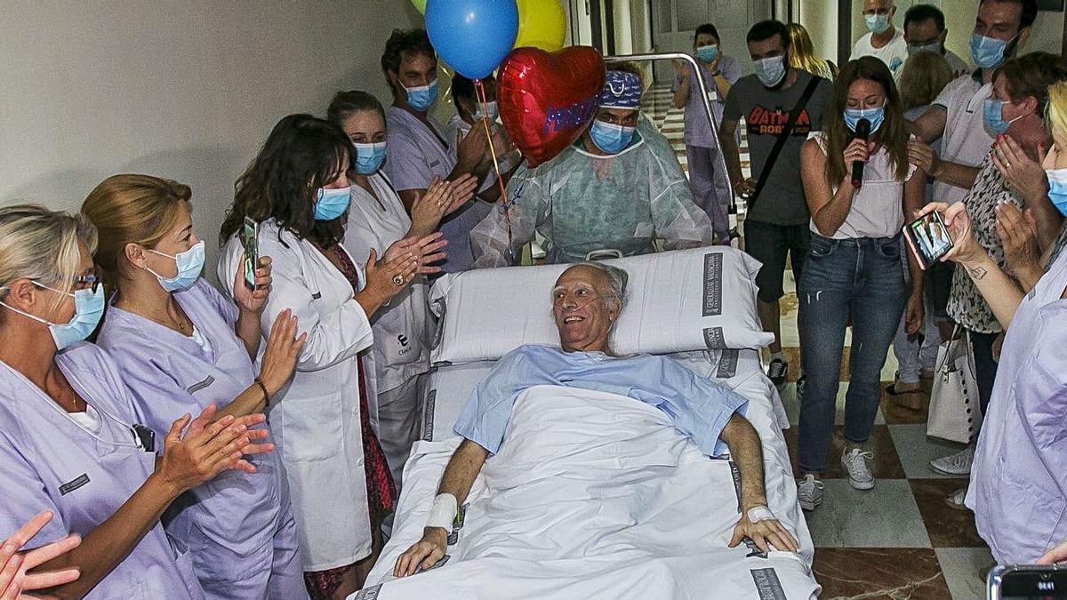 Marcos González estuvo 101 días ingresado en la UCI del Hospital General de Alicante enfermo de covid. El 1 de julio fue trasladado a planta entre aplausos del personal sanitario. | HÉCTOR FUENTES