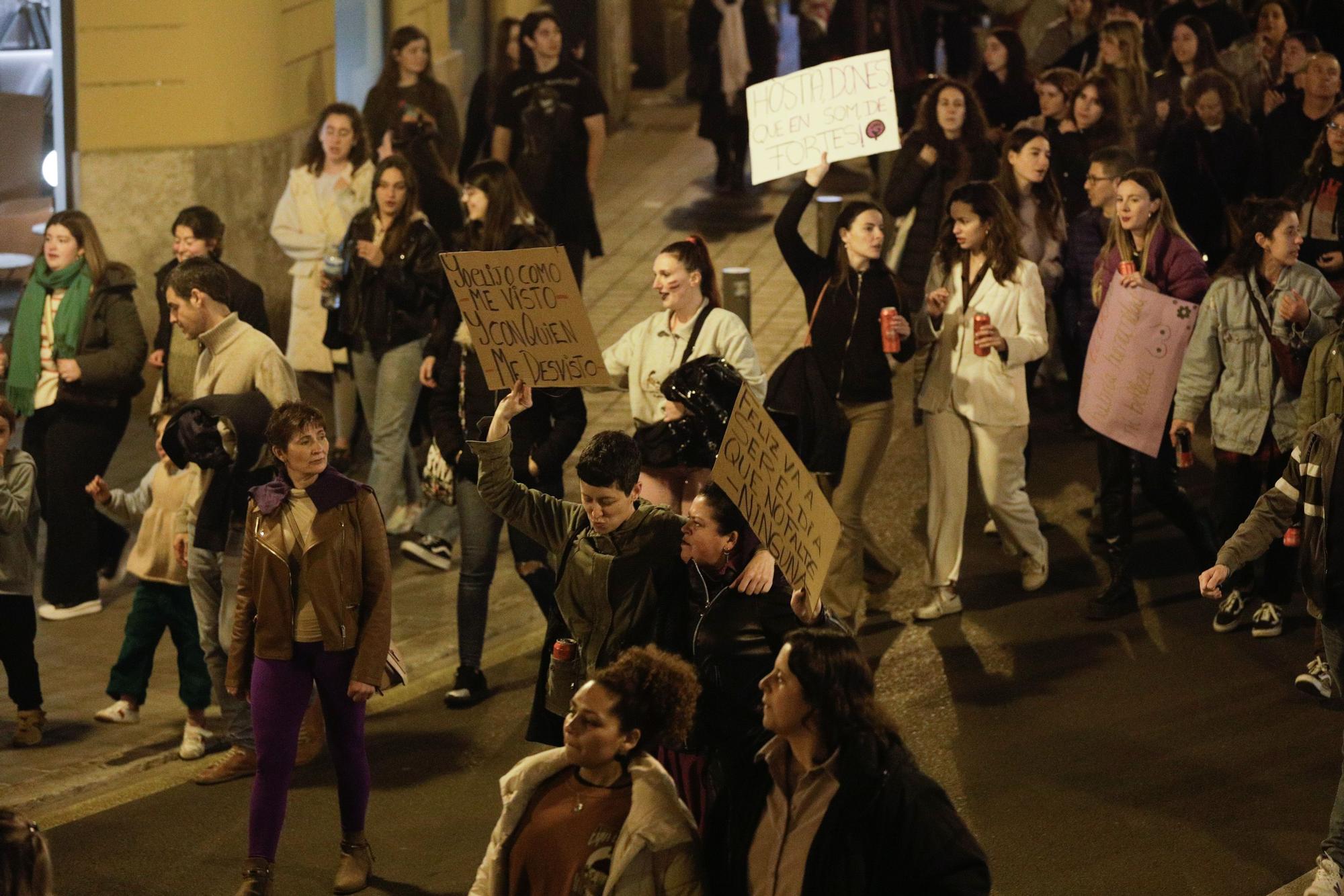 Miles de personas recorren Palma en la manifestación feminista del 8M