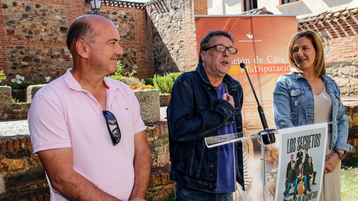 Presentación del concierto de Los Secretos, ayer en los jardines del Carvajal en Cáceres, con el teclista de la banda y la alcaldesa de Garrovillas de Alconétar.