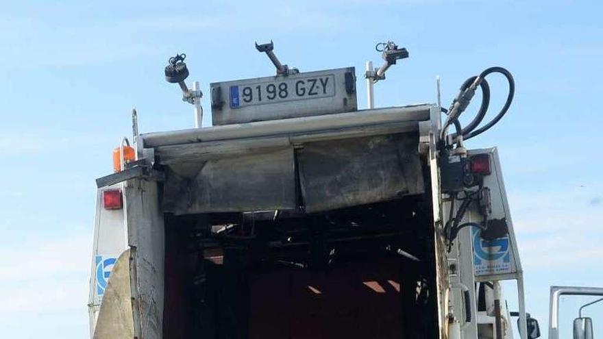 Operarios durante la recogida de basura en la comarca. // Noé Parga