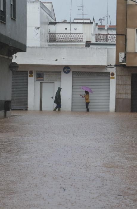 Consecuencias de la tromba de agua caída en Alzira esta pasada madrugada y esta mañana.