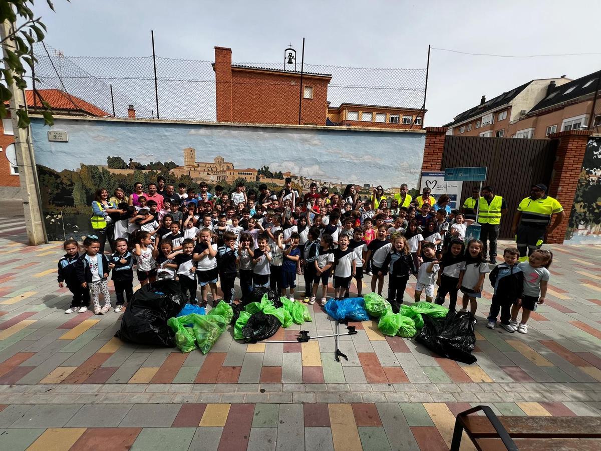 Foto de familia de la jornada de limpieza ambiental con el colegio Santísima Trinidad.