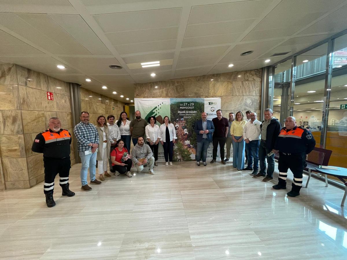 Foto de familia de los asistentes a la presentación.