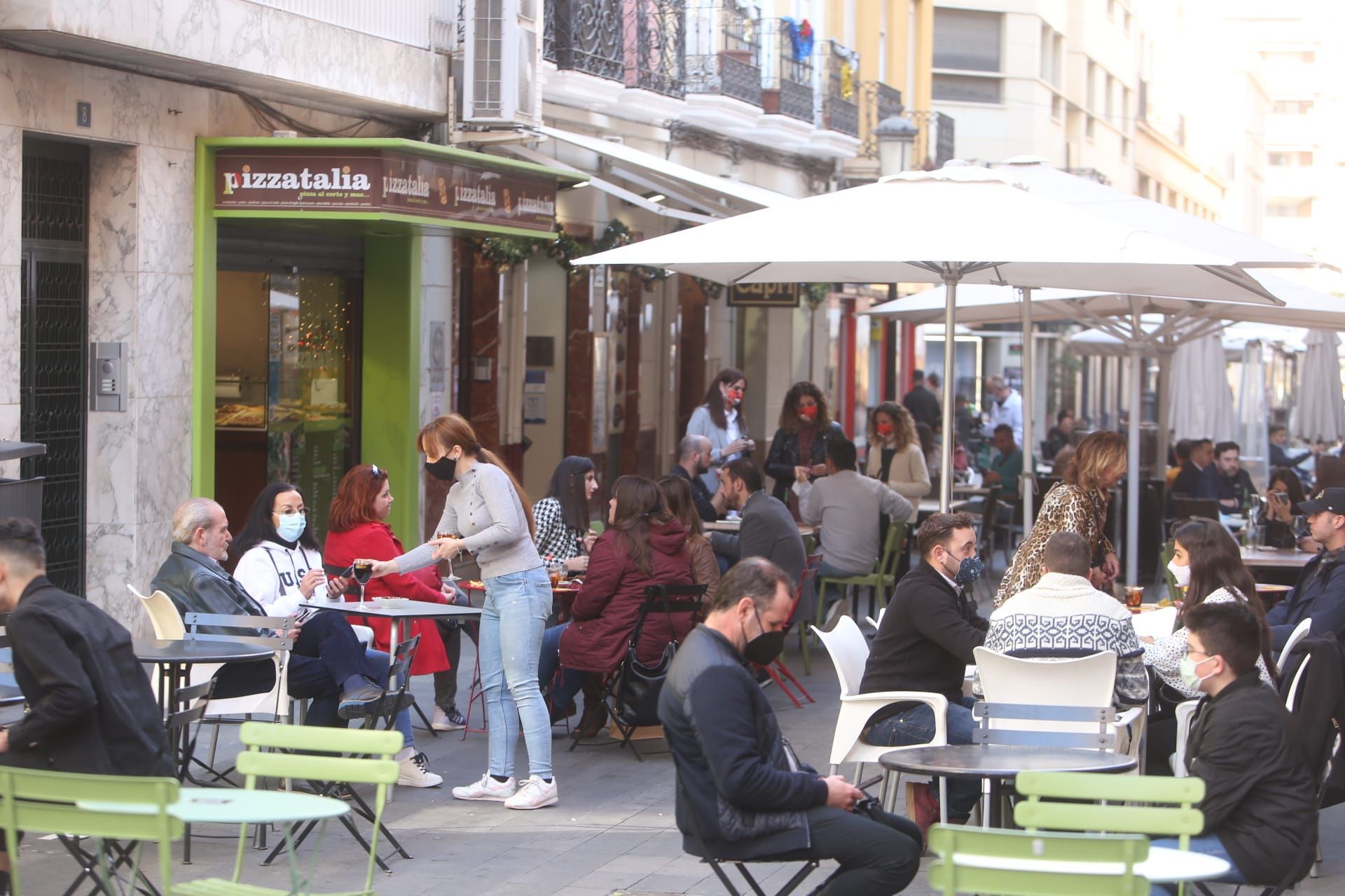 "Mañaneo" en el centro de Alicante ante el toque de queda en Nochebuena