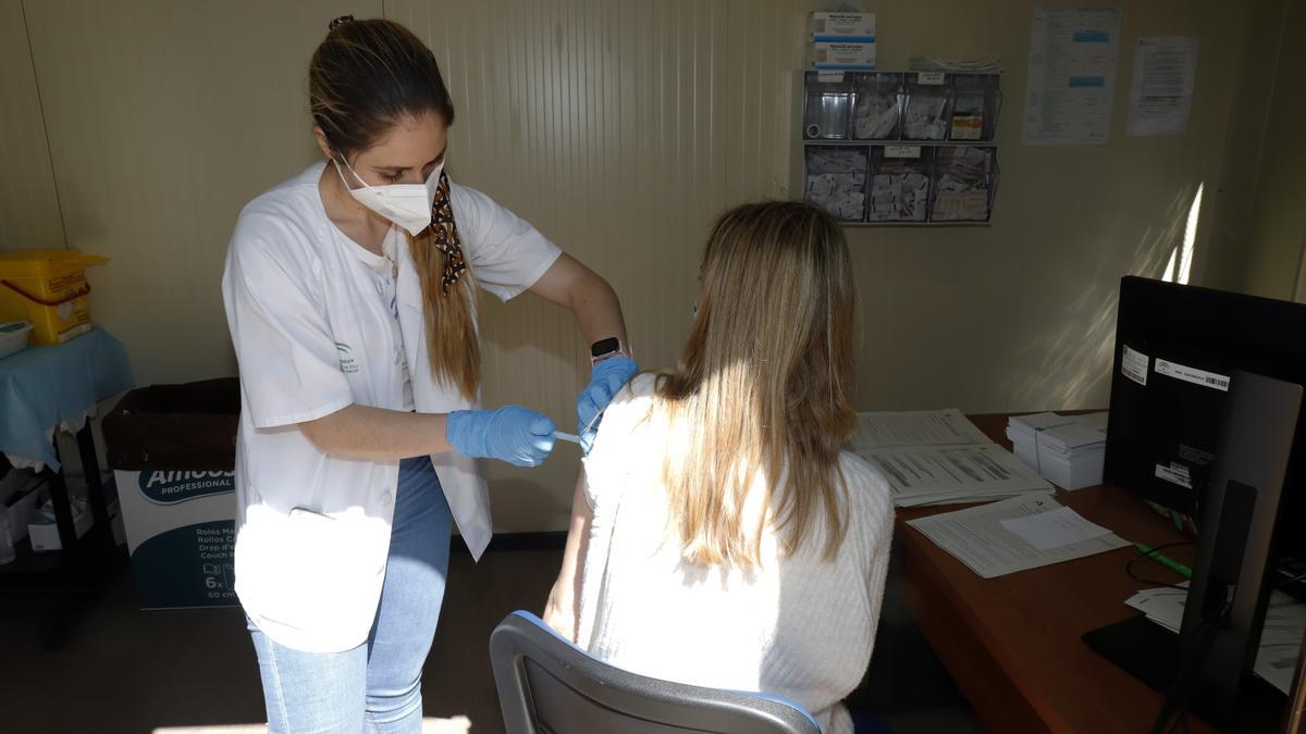 Málaga administra más de 2.500 vacunas en una jornada