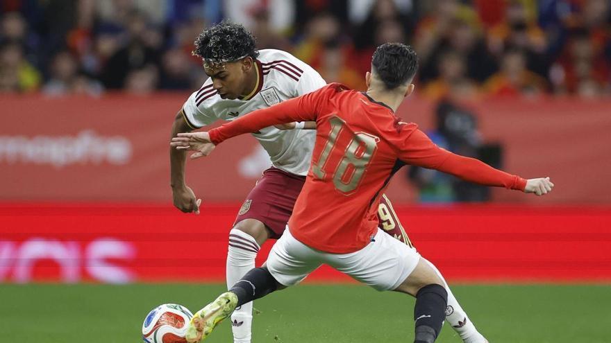 Más insultos que goles en el insulso empate entre España y Egipto en Cornellà