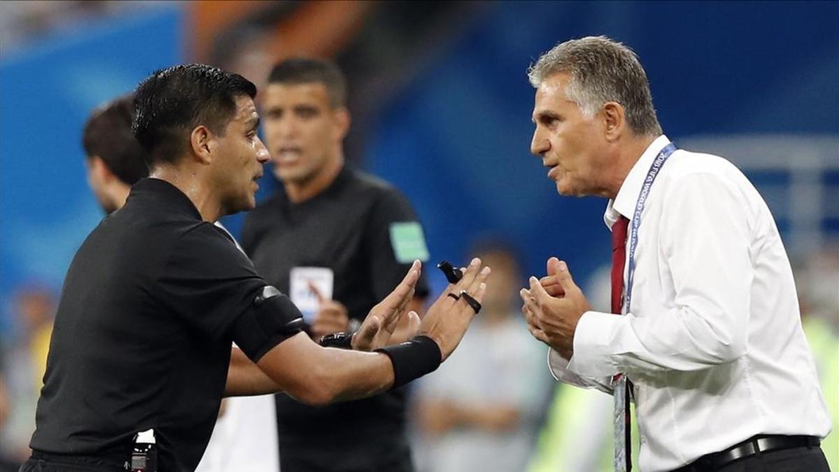 Carlos Queiroz pide explicaciones al paraguayo Enrique Cáceres, árbitro del Irán - Portugal