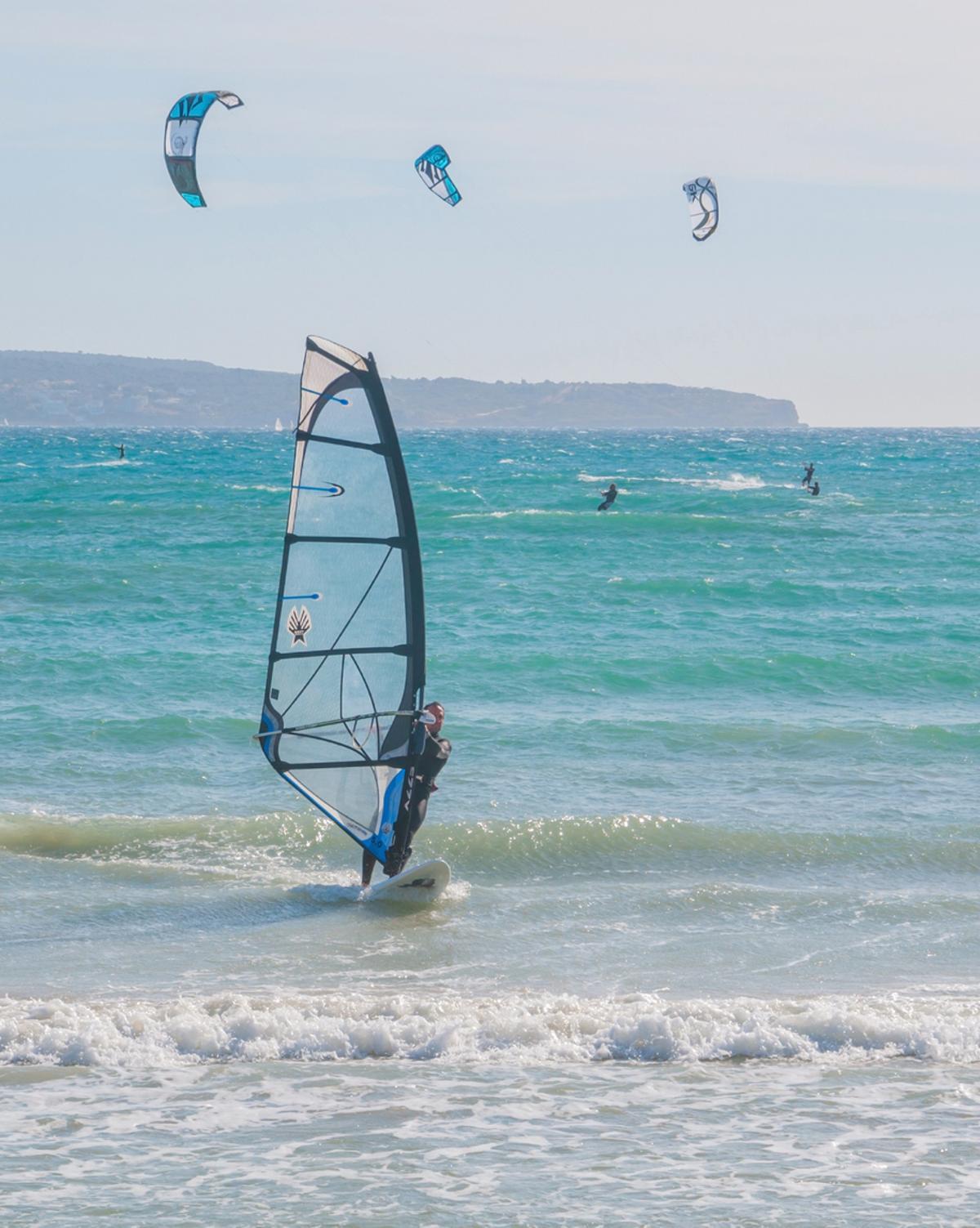 Viento y kite surfers