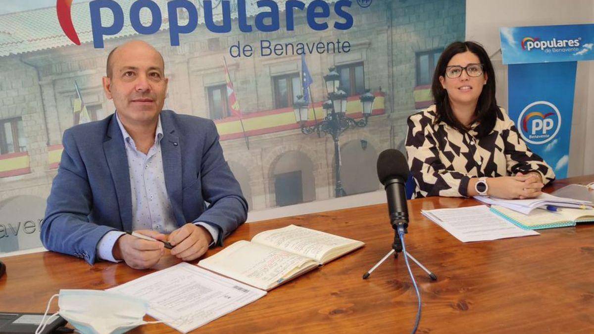 José Manuel Salvador y Beatriz Asensio, del grupo municipal del PP.